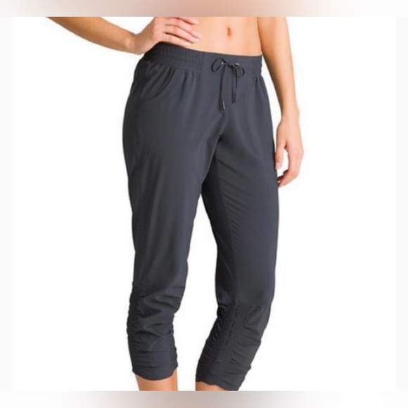 Athleta Pants - Athleta Prima Capri Black size 12 NWT
